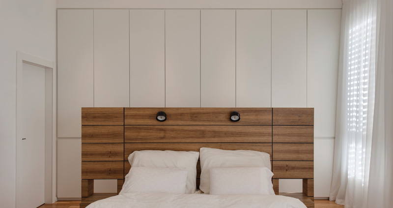 חדר שינה עם רקע עץ 